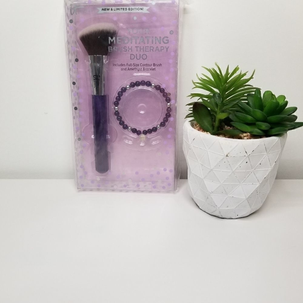 It cosmetics contour brush and bracelet set